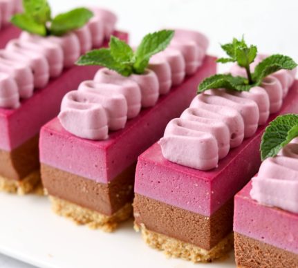 Prăjitură cu mousse de ciocolată și de fructe de pădure