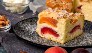 Porții de prăjitură umedă cu caise și nectarine, decorată cu migdale