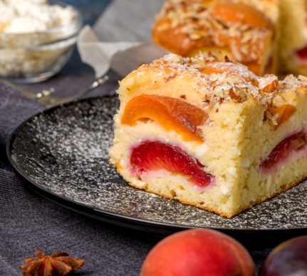 Prăjitură umedă cu caise și nectarine, decorată cu migdale