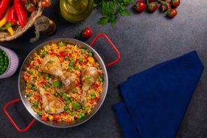 Pulpe de pui cu mazăre și orez în cratiță