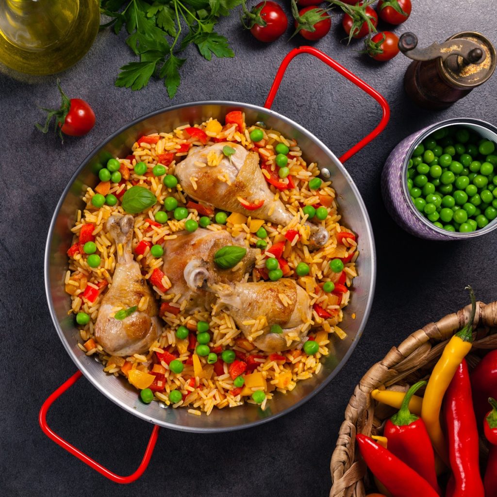 Cratiță cu mâncare de orez, mazăre și pulpe de pui