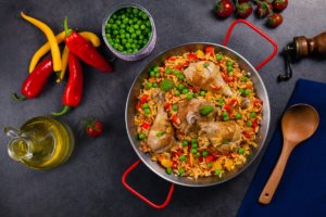 Pulpe de pui cu mazăre și orez în cratiță