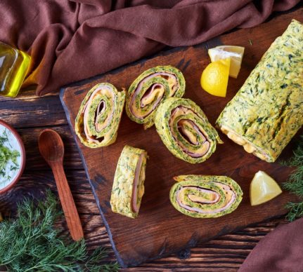 Ruladă din omletă cu dovlecei, umplută cu șuncă și cașcaval