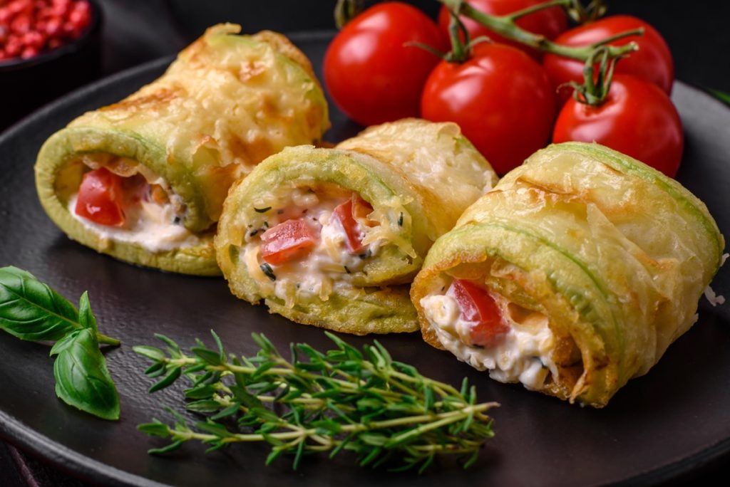 Rulouri pane din dovlecei, umplute cu brânză și roșii