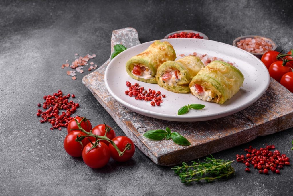 Rulouri pane din dovlecei, umplute cu brânză și roșii