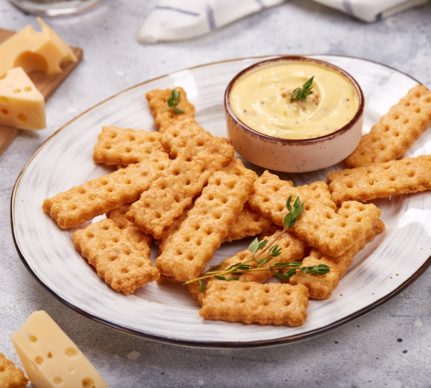 Biscuiți crocanți cu cașcaval afumat