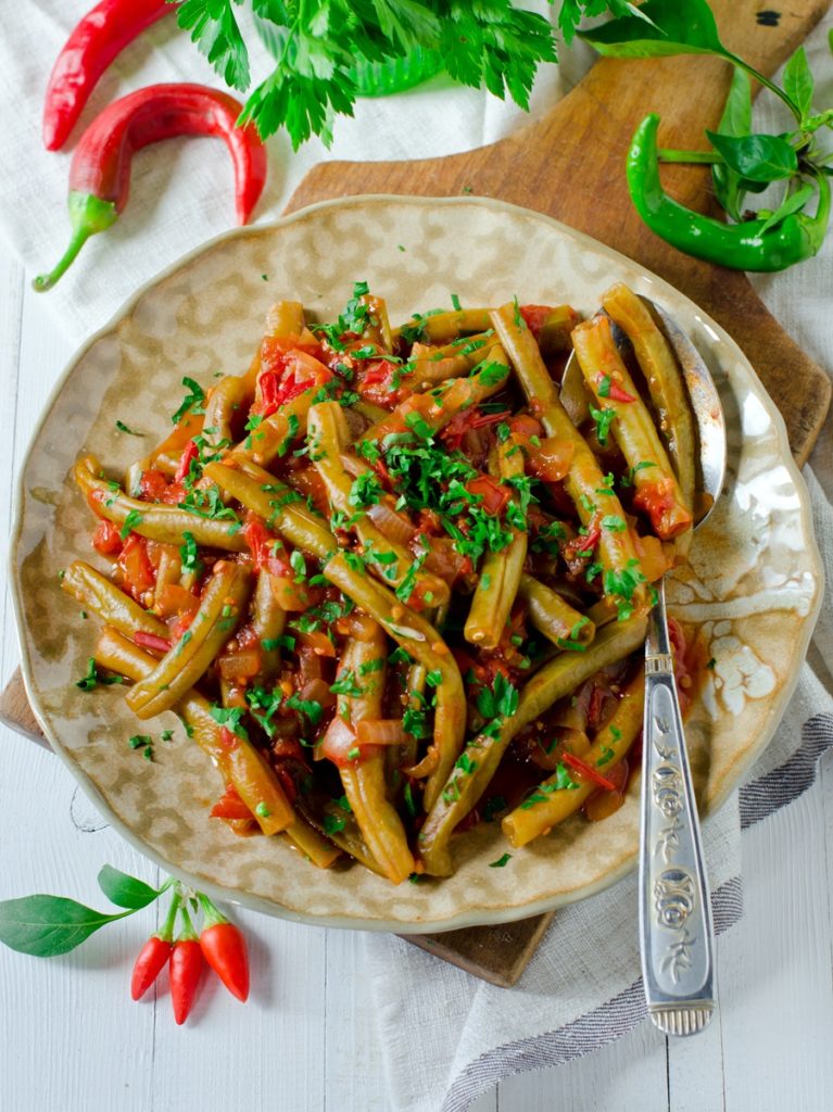 Păstăi de fasole cu ceapă și ardei copți, presărate cu pătrunjel verde