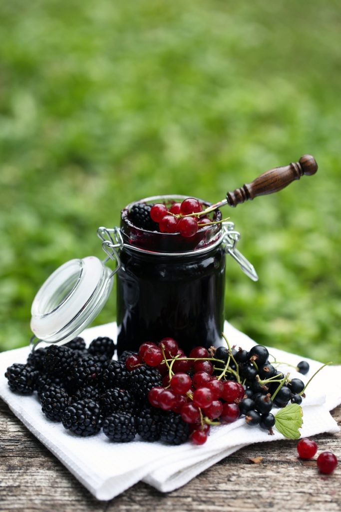 Gem de mure cu coacăze roși și negre