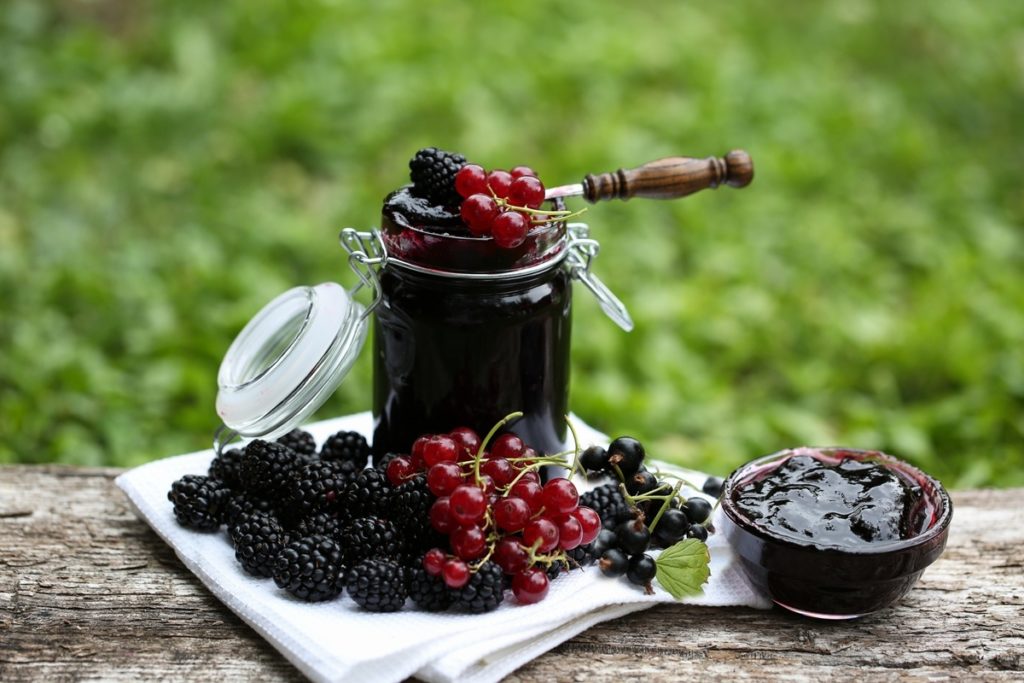Gem de coacăze cu mure în borcan și în bol
