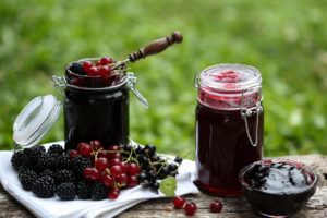 Gem de coacăze cu mure în două borcane și într-un bol