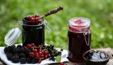 Gem de coacăze cu mure în două borcane și într-un bol