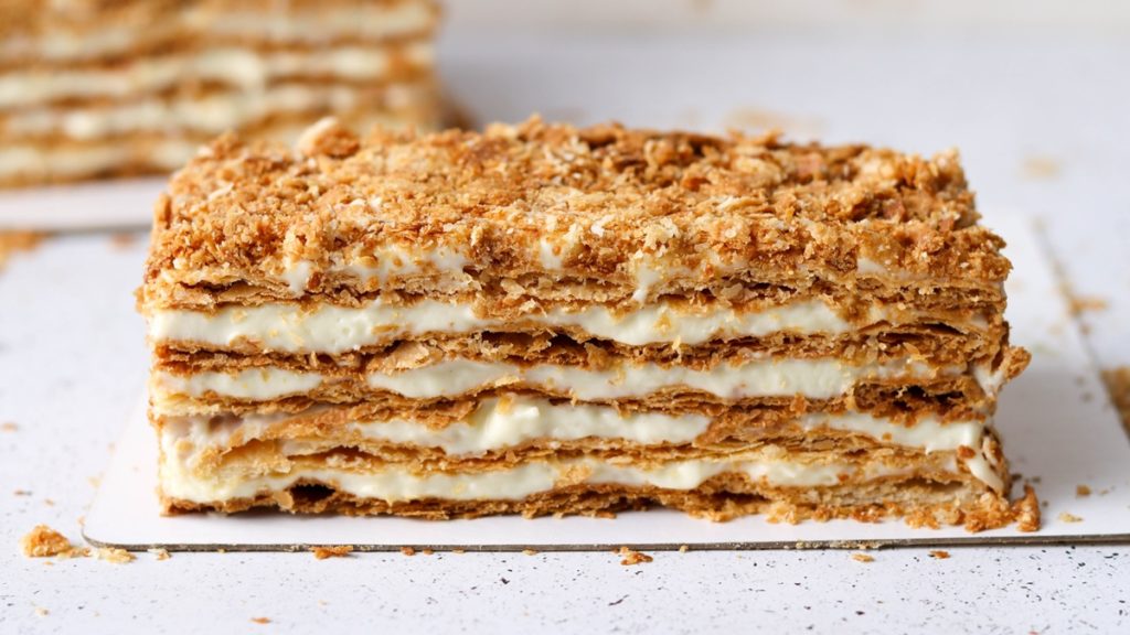 Prăjitură cu foietaj și cremă de vanilie