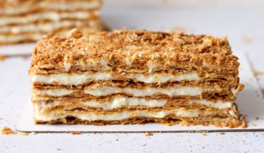 Prăjitură cu foietaj și cremă de vanilie