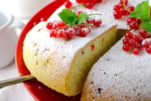 Pandișpan pufos cu coacăze roșii porționat