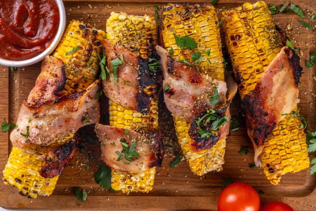 Patru porumbi coți cu bacon