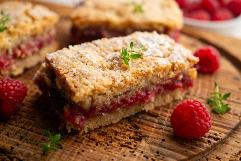 Prăjitură fragedă cu zmeură porționată