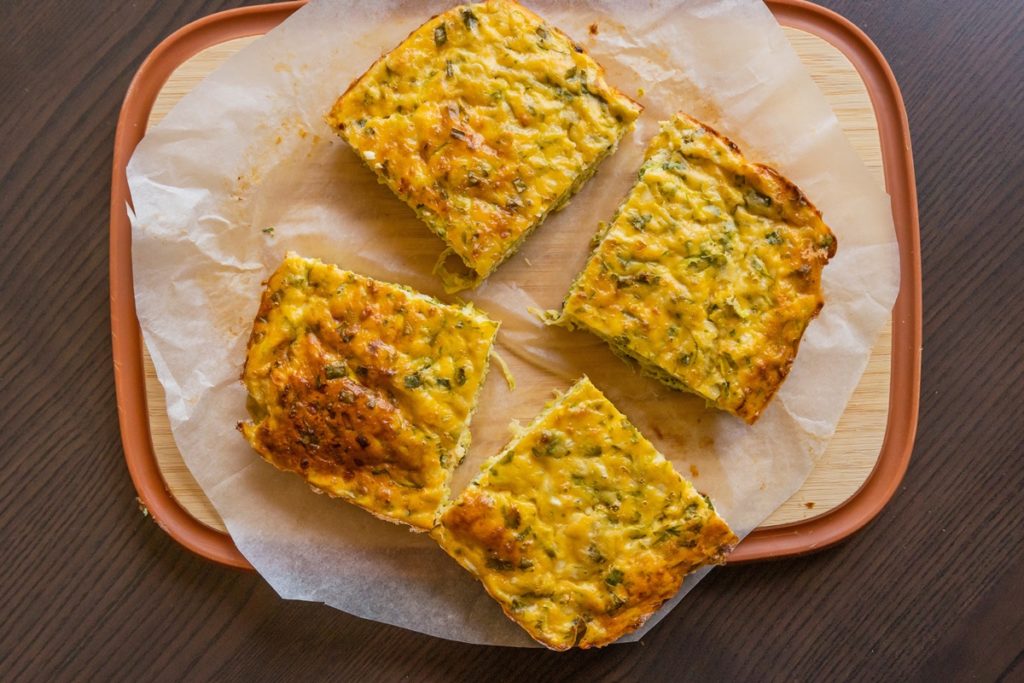 Patru porții de budincă de dovlecei cu multe verdețuri