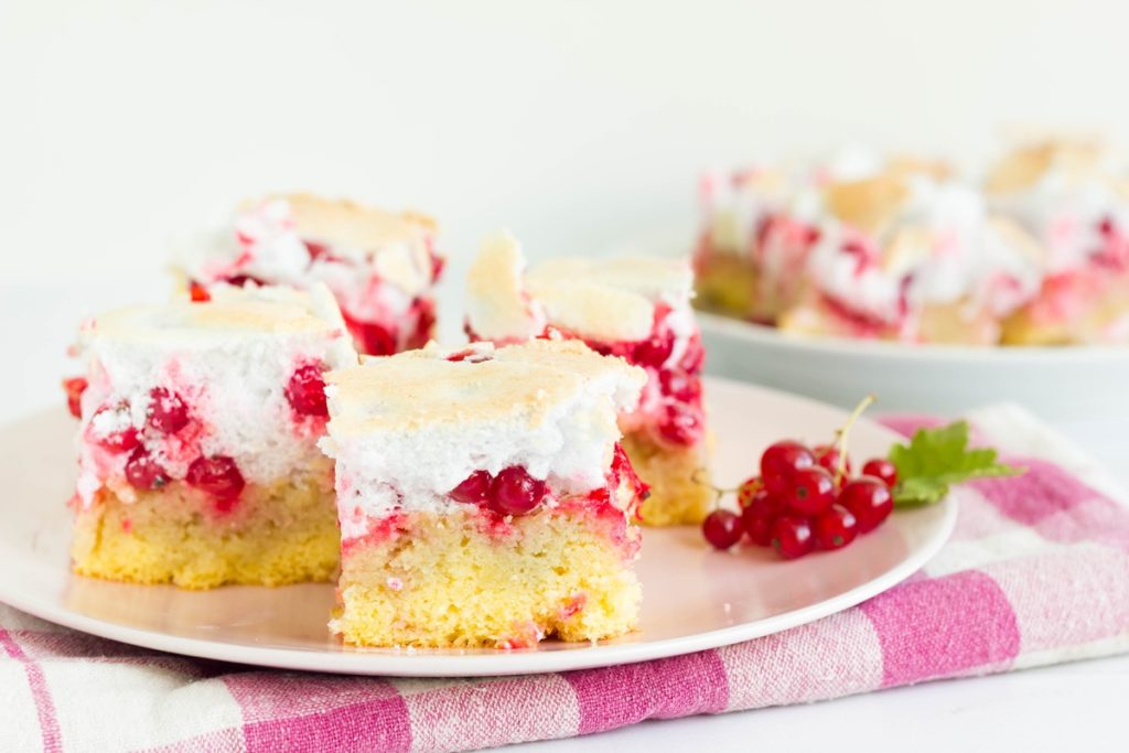 Porții de prăjitură cu coacăze și bezea