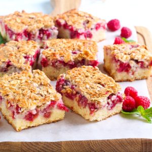 Porții de prăjitură cu crumble și zmeură