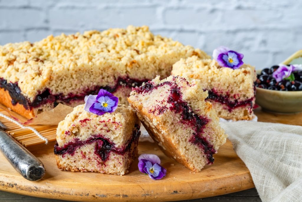 Prăjitură cu coacăze negre și crumble porționată