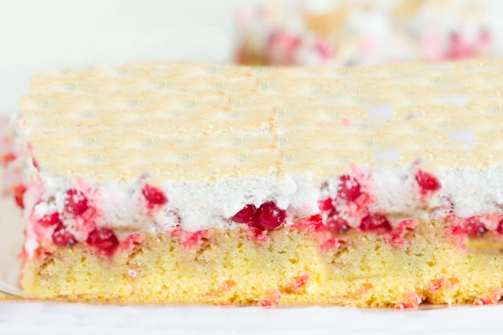 Prăjitură cu coacăze roșii și bezea