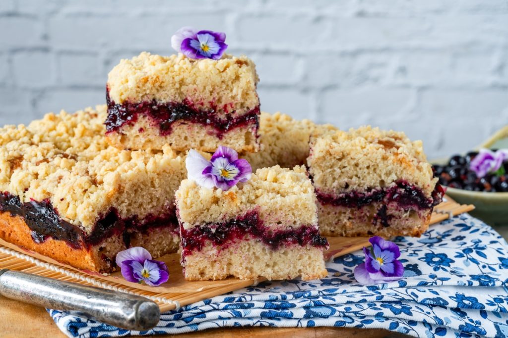 Porții de prăjitură cu coacăze