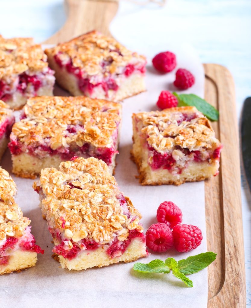 Prăjitură cu zmeură și crumble cu migdale și ovăz