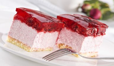 Două porții de prăjitură cu mousse de zmeură și jeleu de zmeură
