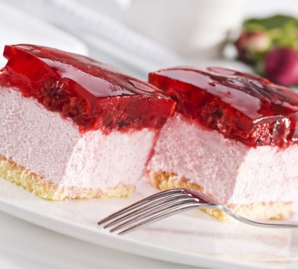 Prăjitură cu mousse de zmeură și jeleu de zmeură