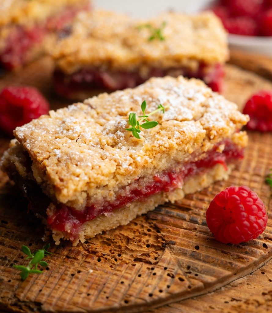 Două porții de prăjitură cu zmeură și aluat fraged