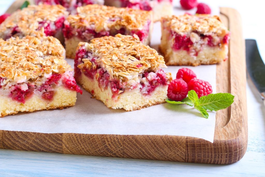 Prăjitură cu zmeură și crumble cu migdale și ovăz