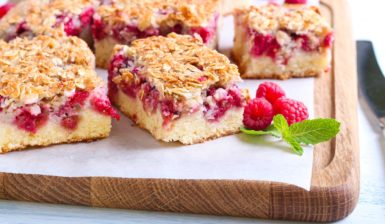 Prăjitură cu zmeură și crumble cu migdale și ovăz