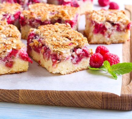 Prăjitură cu zmeură și crumble cu migdale și ovăz