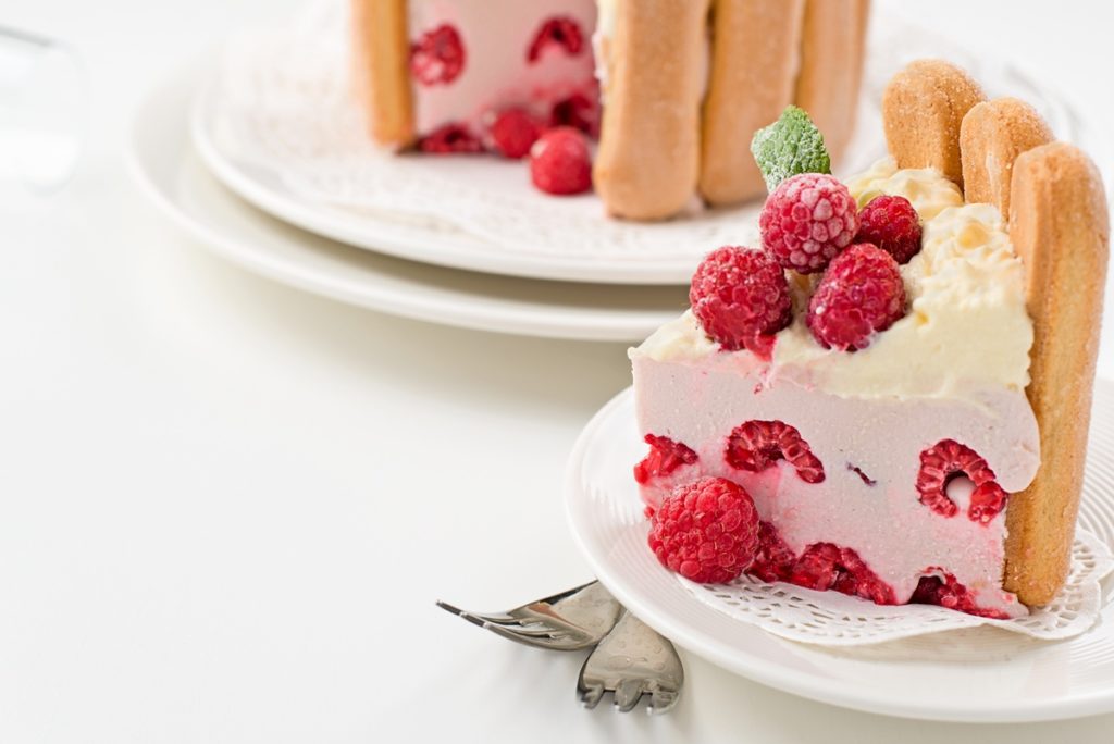 Șarlota cu zmeură și pișcoturi porționată