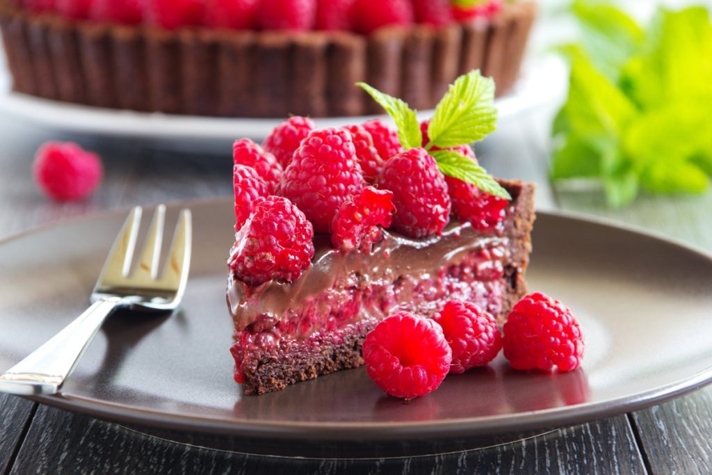 Porție de tartă cu cremă de ciocolată și zmeură