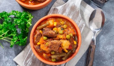 Două porții de tocană de vită cu legume mexicane