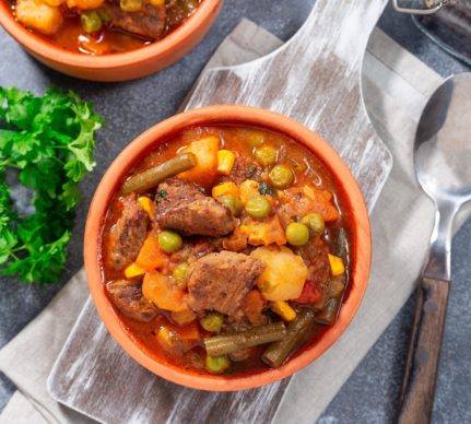 Două porții de tocană de vită cu legume mexicane
