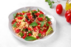 Bulgur cu legume și verdețuri în bol