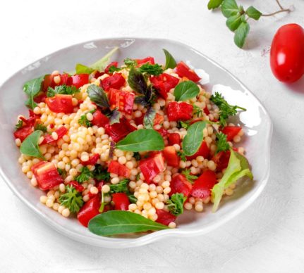 Salată de bulgur cu roșii și ardei