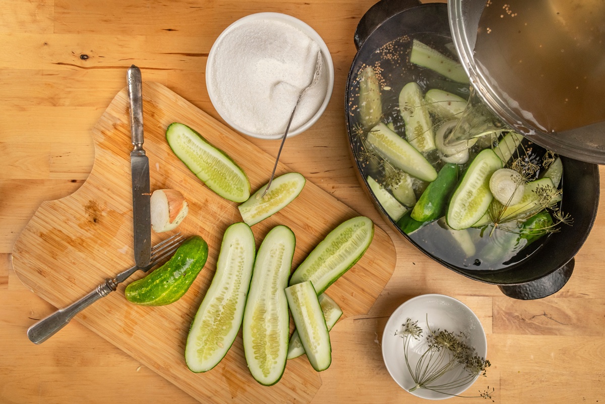 Pasul de adăugare a saramurii peste castraveți