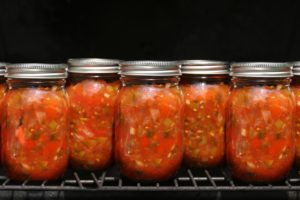 Borcane cu conservă de roșii cu ceapă, ardei și verdeață în cuptor