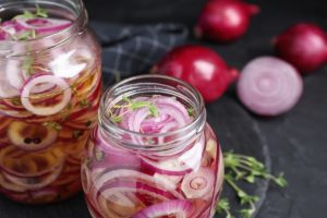 Două borcane cu ceapă roșie