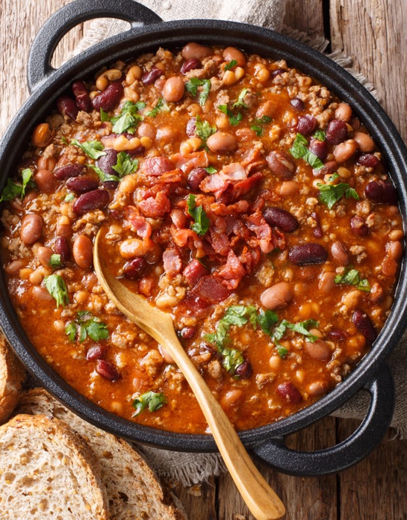 Fasole cu bacon în cratiță cu lingură