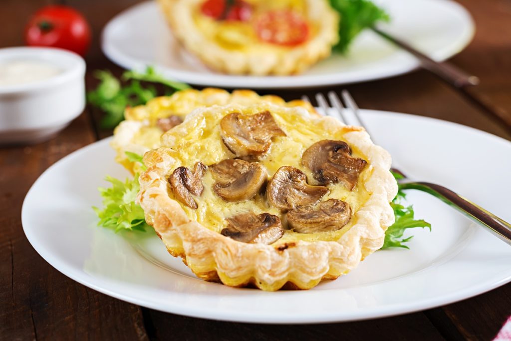 Mini tartă cu ciuperci și brânză