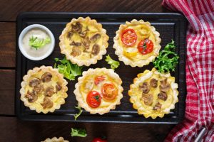 Mini tarte cu ciuperci și cu roșii