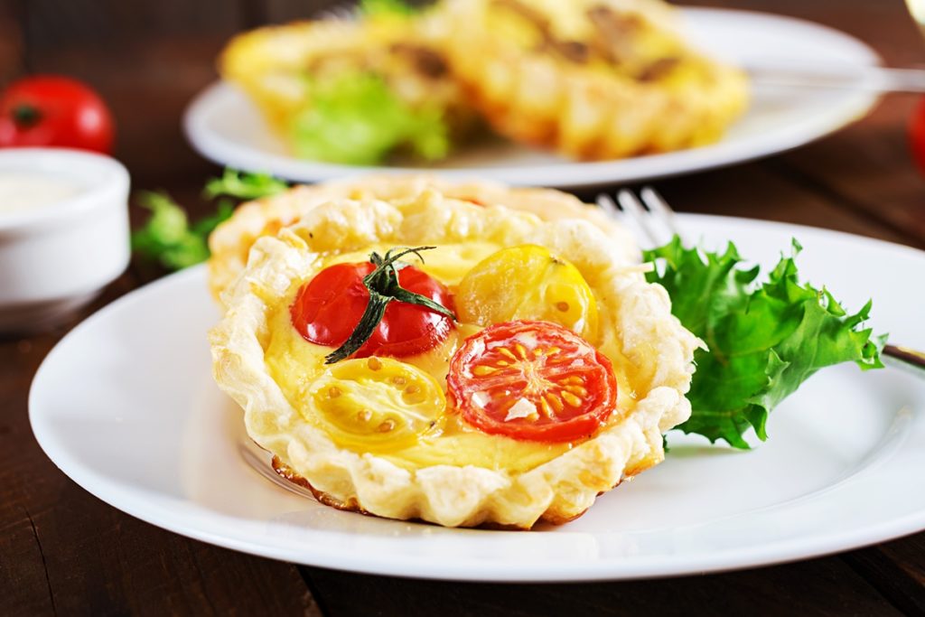 Mini tartă cu roșii cherry și brânză