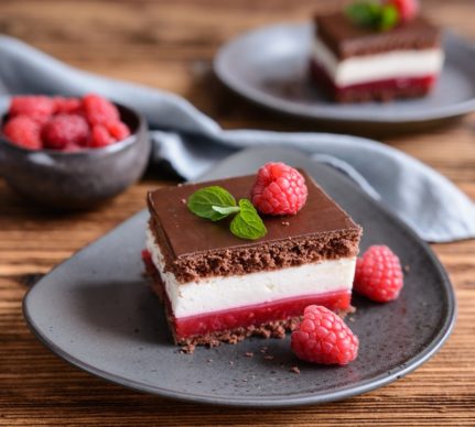 Prăjitură cu jeleu de zmeură și cremă de mascarpone
