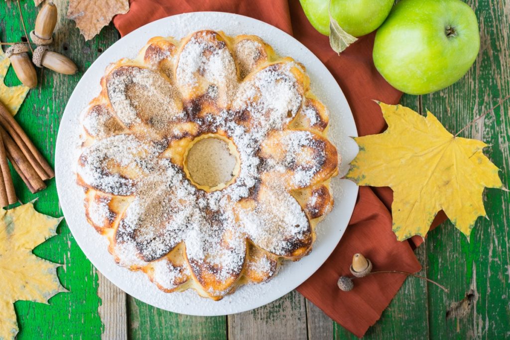 Prăjitură cu mere și brânză decorată cu zahăr