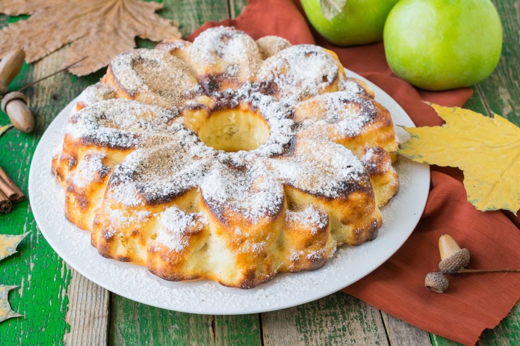 Prăjitură cu brânză și mere cuburi