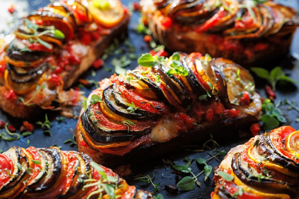 Ratatouille pe felii de pâine, gratinate cu cașcaval